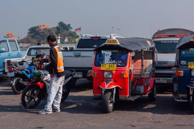 Sriracha, Chonburi, Tayland - 15 Şubat 2018: Moto Songthaew bir Tayland şehrinin iskelesinde duruyor.