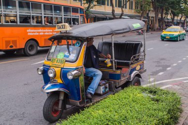 Bangkok, Tayland - 3 Şubat 2012: Moto Songthaew Yolda Duruyor.