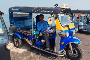 Sriracha, Chonburi, Tayland - 15 Şubat 2018: Moto Songthaew bir Tayland şehrinin iskelesinde duruyor.