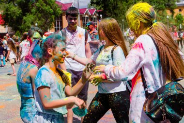 Novokuznetsk, Kemerovo bölgesi, Rusya - 12 Haziran 2019: Holi renk festivalinde bir grup genç