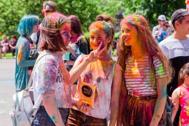 Novokuznetsk, Kemerovo bölgesi, Rusya - 12 Haziran 2019: Holi renk festivalinde bir grup genç