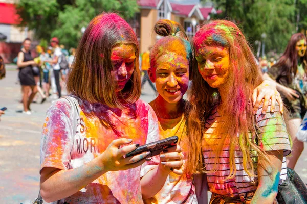 Novokuznetsk, Kemerovo region, Ryssland - 12 juni 2019:: En grupp tonåringar på färgfestivalen Holi — Stockfoto