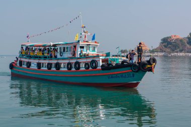 Sriracha, Chonburi, Tayland - 15 Şubat 2018: Sriracha 'dan Koh Sichang adasına giden feribotla seyahat eden turistler
