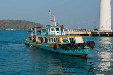 Koh Sichang, Chonburi, Tayland - 15 Şubat 2018: Turistler olmadan Koh Sichang adasına giden boş feribot