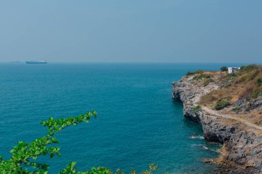 Tropik adanın deniz kıyısında. Boşluğu kopyala.