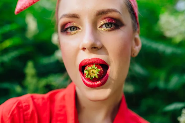 Krásná Mladá Žena Oblečená Červenou Košili Jasnou Make Čerstvou Přírodní — Stock fotografie