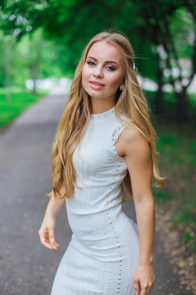 Wiosenny Portret Czarującej Blondynki Pięknej Białej Sukience Stojącej Drodze Pod — Zdjęcie stockowe