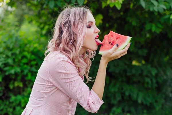 Mulher Bonita Com Cabelo Rosa Desfrutando Doce Melancia Suculenta — Fotografia de Stock