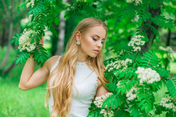 Spring Portrait Charming Blond Woman Wearing Beautiful White Dress Standing — Stock Photo, Image