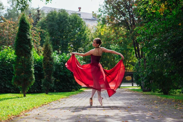 Bailarina Mujer Vestido Ballet Rojo Bailando Zapatos Puntiagudos Parque Otoño —  Fotos de Stock
