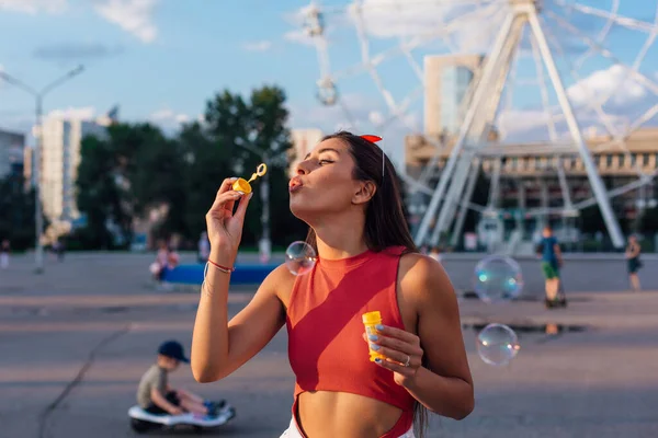 Mulher Morena Bonita Soprando Bolhas Sabão Durante Pôr Sol Livre — Fotografia de Stock