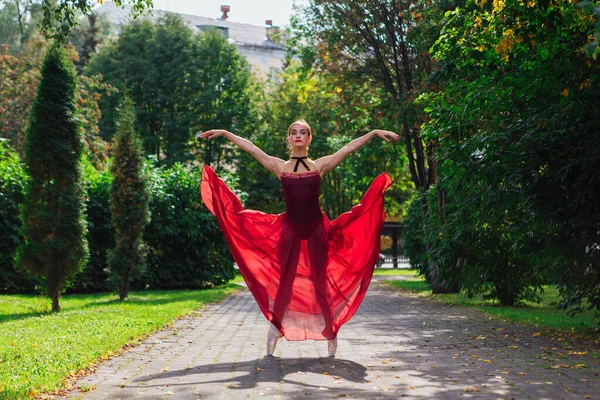 Bailarina Mujer Vestido Ballet Rojo Bailando Zapatos Puntiagudos Parque Otoño — Foto de Stock