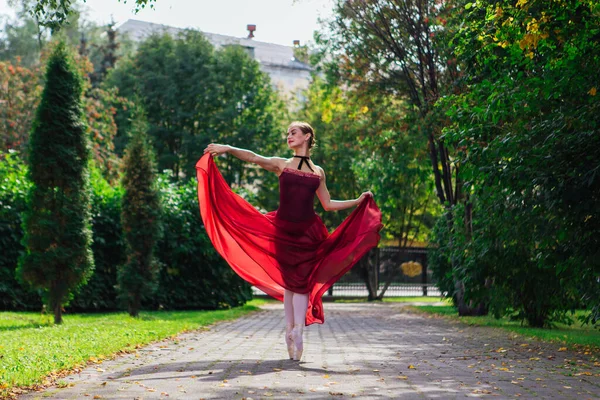 Bailarina Mujer Vestido Ballet Rojo Bailando Zapatos Puntiagudos Parque Otoño —  Fotos de Stock