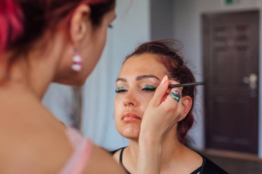 Genç güzel kadın ile Studio çalışma makyaj sanatçısı.