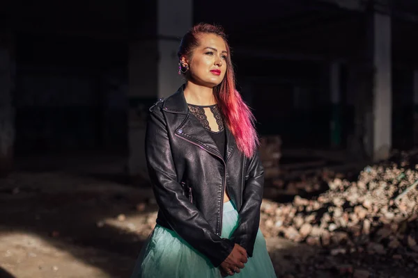 Retrato Una Joven Con Pelo Rosa Pie Junto Los Ladrillos — Foto de Stock