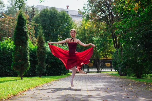 Bailarina Mujer Vestido Ballet Rojo Bailando Zapatos Puntiagudos Parque Otoño — Foto de Stock