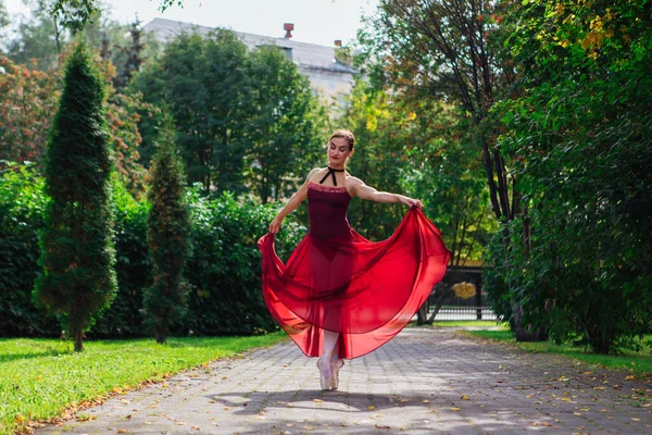 Bailarina Mujer Vestido Ballet Rojo Bailando Zapatos Puntiagudos Parque Otoño —  Fotos de Stock