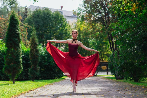 Bailarina Mujer Vestido Ballet Rojo Bailando Zapatos Puntiagudos Parque Otoño — Foto de Stock