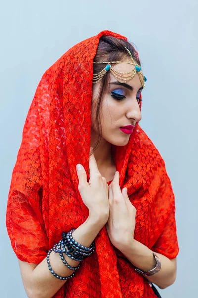 Retrato Cerca Una Hermosa Mujer Oriental Con Maquillaje Brillante Joyas — Foto de Stock