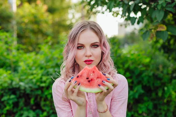 Hermosa Joven Con Pelo Rosa Disfrutando Sandía Jugosa Dulce — Foto de Stock