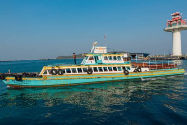 Koh Sichang, Chonburi, Tayland - 15 Şubat 2018: Turistler olmadan boş feribot Tayland, Chonburi 'deki Koh Sichang adasına gidiyor.
