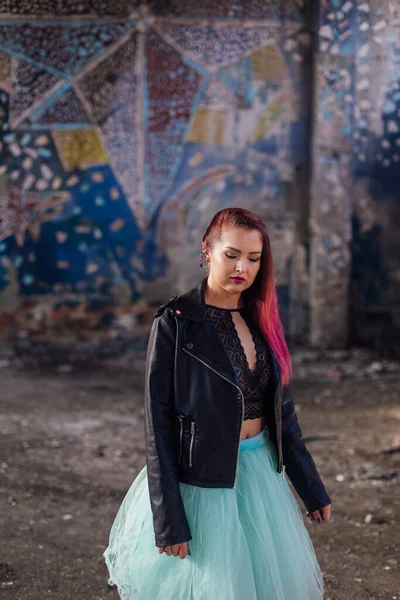 Chica Joven Con Pelo Rosa Vestido Con Chaqueta Cuero Una — Foto de Stock