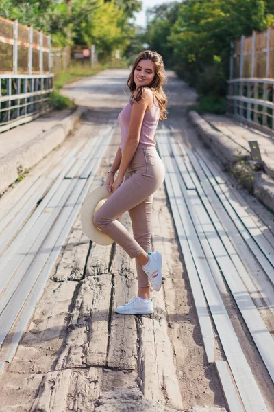 Retrato Cálido Verano Una Joven Hermosa Mujer Con Sombrero Vaquero — Foto de Stock