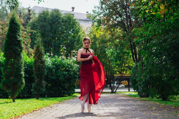 Kvinna Ballerina Röd Balett Klänning Dansar Pointe Skor Höstparken Ballerina — Stockfoto