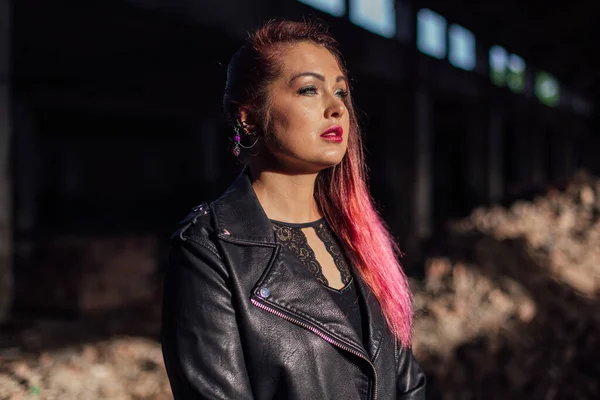 Retrato Una Joven Con Pelo Rosa Pie Junto Los Ladrillos — Foto de Stock