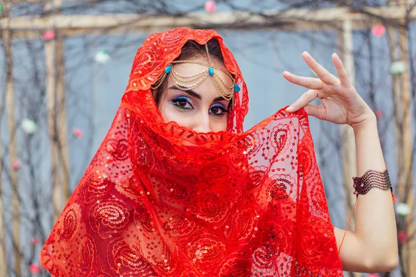 Retrato Cerca Una Hermosa Mujer Oriental Con Maquillaje Brillante Joyas — Foto de Stock