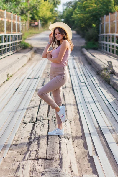 Retrato Cálido Verano Una Joven Hermosa Mujer Con Sombrero Vaquero —  Fotos de Stock