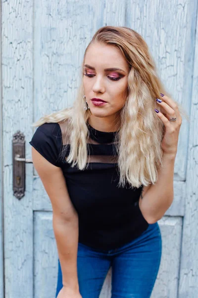 Retrato Cerca Una Atractiva Dama Con Cabello Rubio Maquillaje Brillante — Foto de Stock