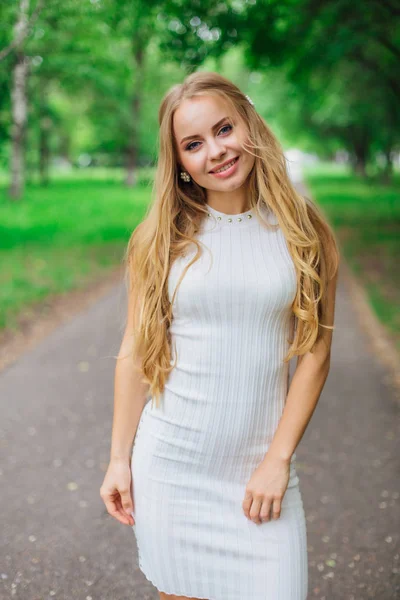 Primavera Retrato Uma Mulher Loira Encantadora Vestindo Belo Vestido Branco — Fotografia de Stock