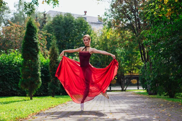 Bailarina Mujer Vestido Ballet Rojo Bailando Zapatos Puntiagudos Parque Otoño — Foto de Stock