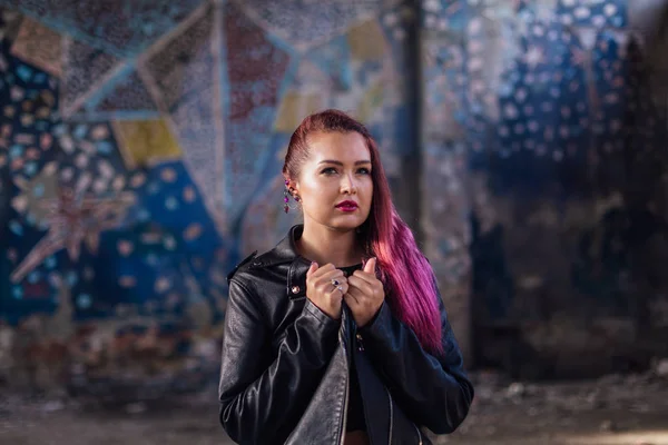 Menina Com Cabelo Rosa Vestido Com Jaqueta Couro Uma Saia — Fotografia de Stock