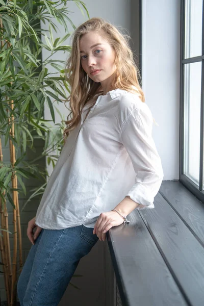 Giovane Bella Donna Bionda Che Indossa Camicia Bianca Jeans Blu — Foto Stock