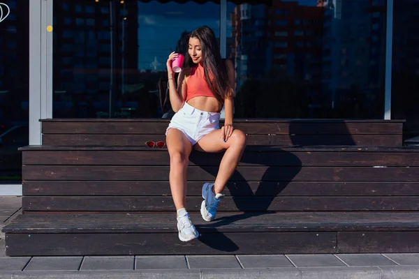 Snygg Lycklig Ung Kvinna Klädd Vita Shorts Och Sneakers Håller — Stockfoto