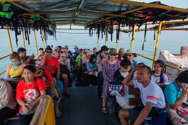 Sriracha Chonburi Thailand February 2018 Tourists Traveling Ferry Koh Sichang — Stock fotografie