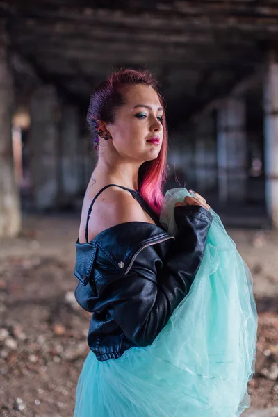 Retrato Una Joven Con Pelo Rosa Vestido Con Chaqueta Cuero — Foto de Stock