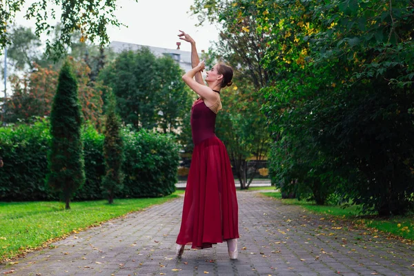 Kvinna Ballerina Röd Balett Klänning Dansar Pointe Skor Höstparken Ballerina — Stockfoto