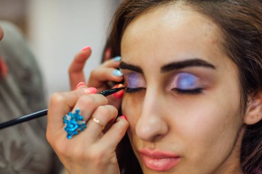 Genç güzel kadın ile Studio çalışma makyaj sanatçısı.