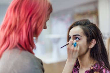 Genç güzel kadın ile Studio çalışma makyaj sanatçısı.