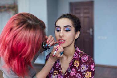 Genç güzel kadın ile Studio çalışma makyaj sanatçısı.