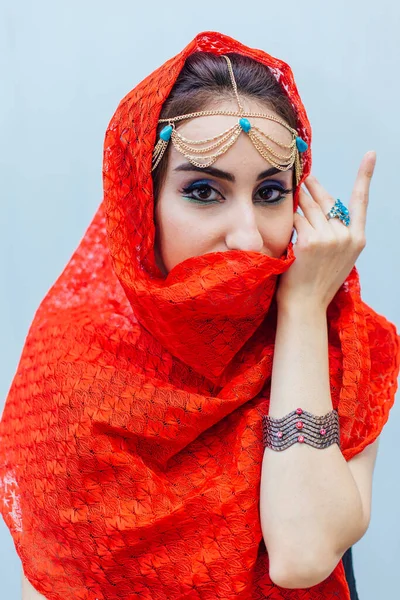 Retrato Cerca Una Hermosa Mujer Oriental Con Maquillaje Brillante Joyas —  Fotos de Stock