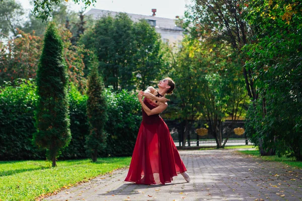 Sonbahar Parkında Kırmızı Bale Elbiseli Kadın Balerin Sivri Uçlu Ayakkabılarla — Stok fotoğraf