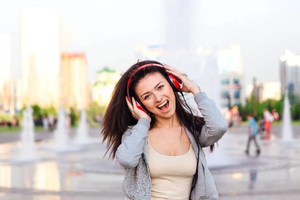Mädchen Hört Musik Über Kopfhörer Und Tanzt Auf Der Straße — Stockfoto