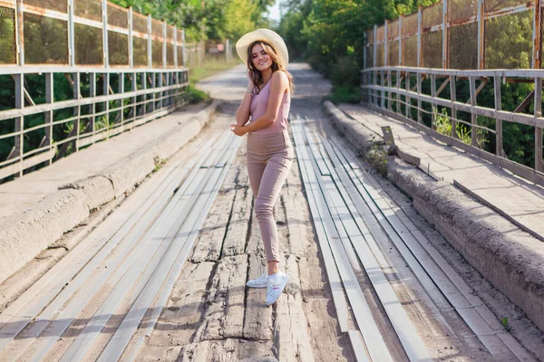 Varmt Sommarporträtt Ung Vacker Kvinna Cowboyhatt Som Poserar Den Gamla — Stockfoto