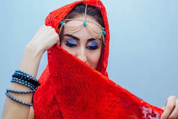 Retrato Cerca Una Hermosa Mujer Oriental Con Maquillaje Brillante Joyas — Foto de Stock