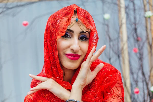 Close Portret Pięknej Wschodniej Kobiety Jasnym Makijażu Biżuterii Noszącej Czerwony — Zdjęcie stockowe