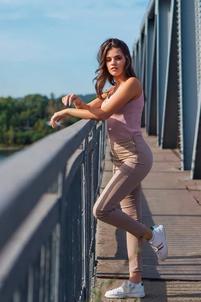 Retrato Verão Quente Uma Jovem Bela Mulher Posando Velha Ponte — Fotografia de Stock